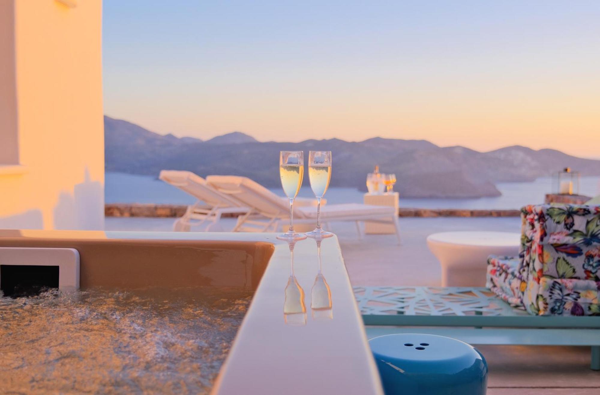 Odyssey Rock Milos Sunset Suites Plaka  Ngoại thất bức ảnh